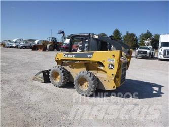 John Deere 325 Smykem řízené nakladače