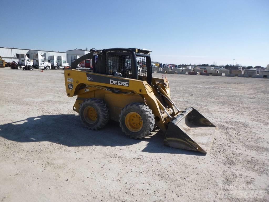 John Deere 325 Smykem řízené nakladače