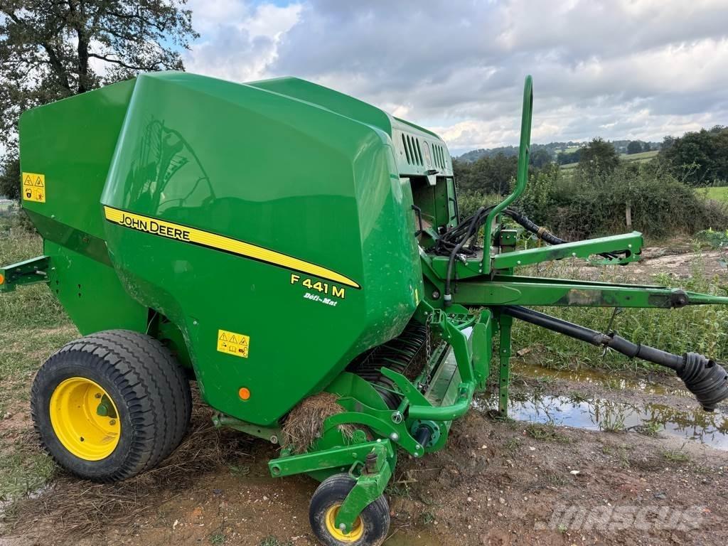 John Deere F441M Lis na válcové balíky