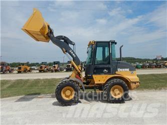 John Deere 244K Kolové nakladače