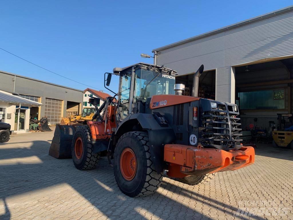 Hitachi ZW 180 Kolové nakladače
