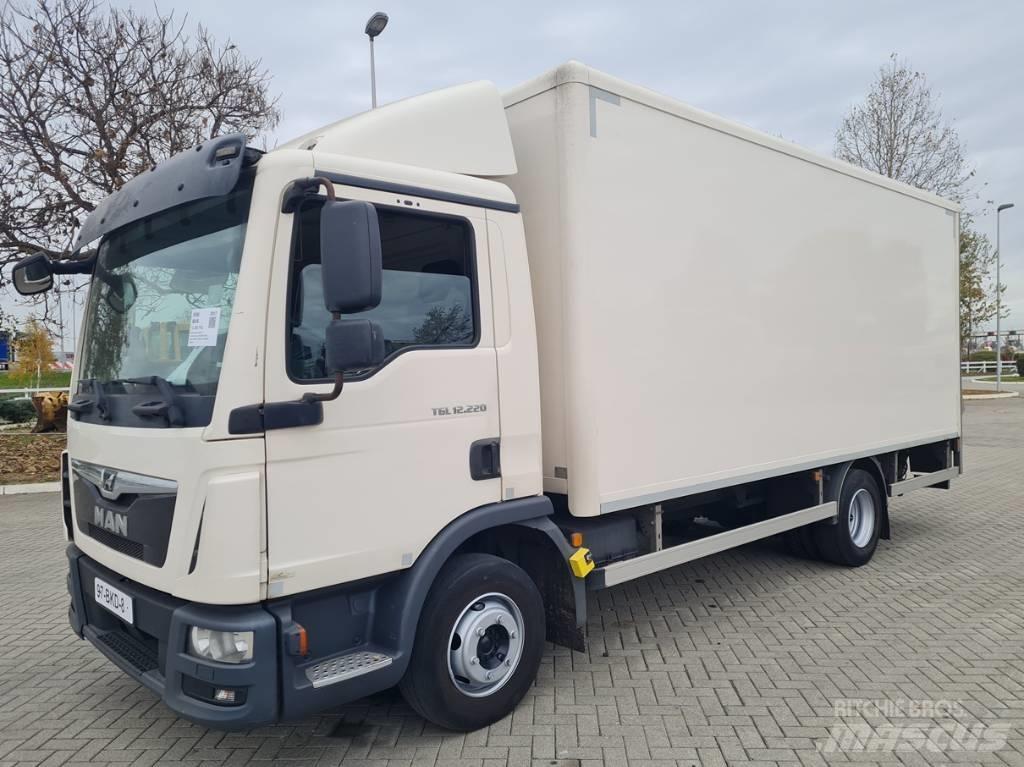 MAN 12.220 / 5.5m / LIFT Skříňová nástavba