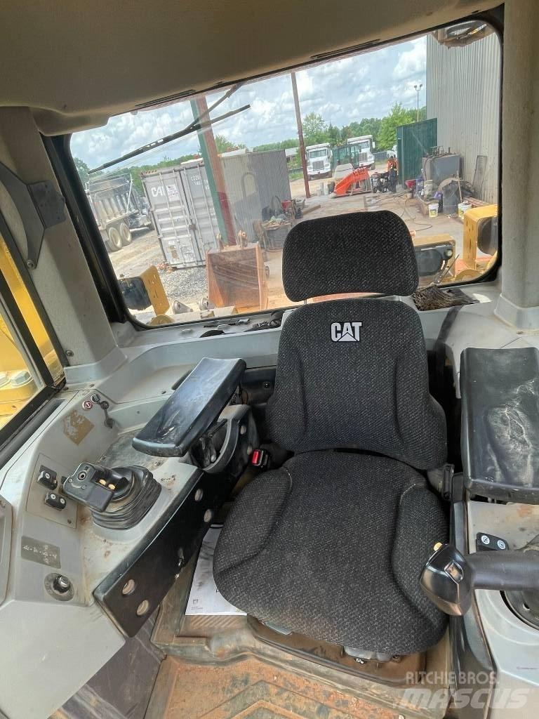 CAT D 8 T Pásové dozery