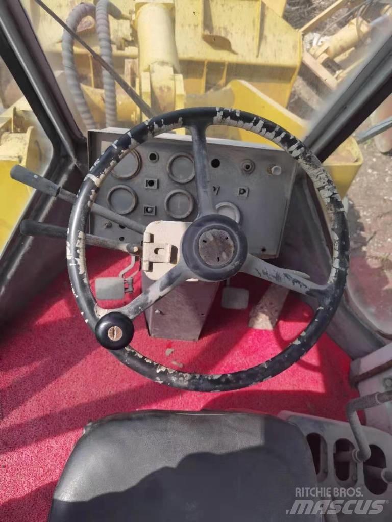 Komatsu WA 300 Kolové nakladače