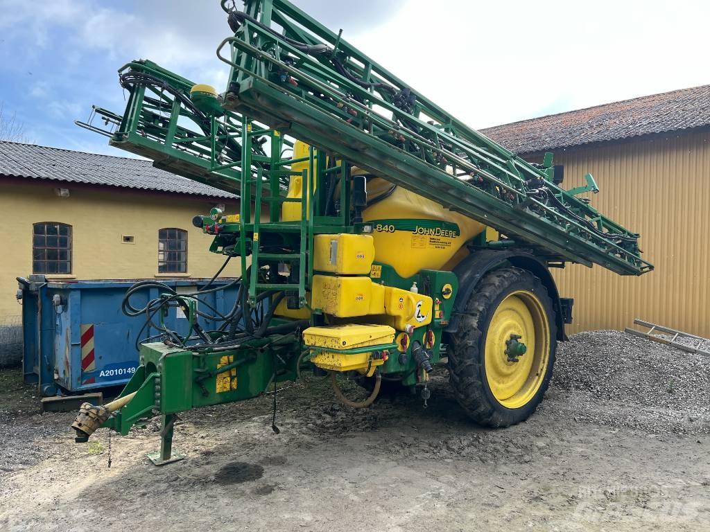 John Deere 840 Tažené postřikovače