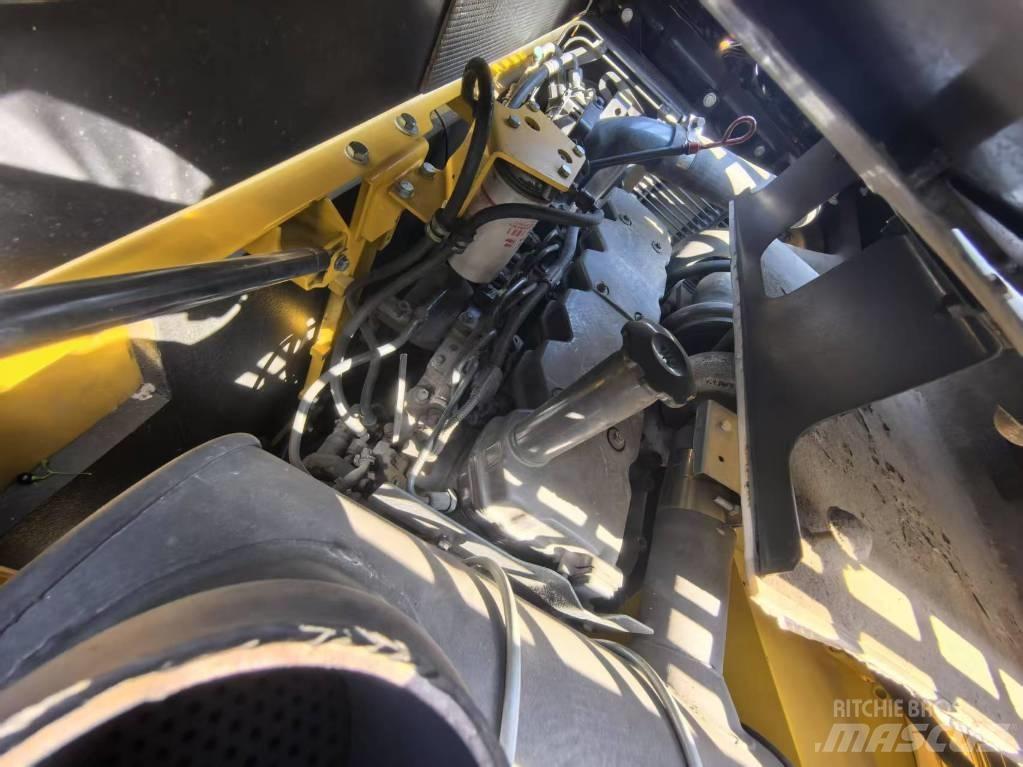 Komatsu PC 220-8 Pásová rýpadla