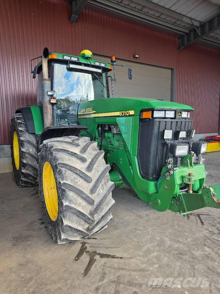 John Deere 8310 Traktory