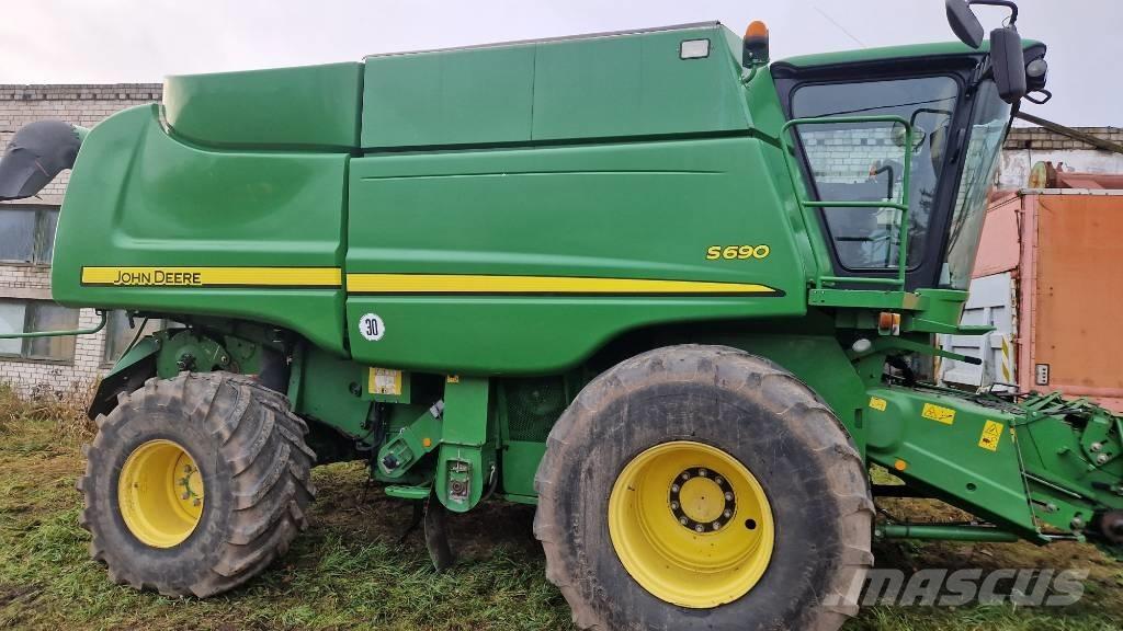 John Deere S 690 Sklízecí mlátičky