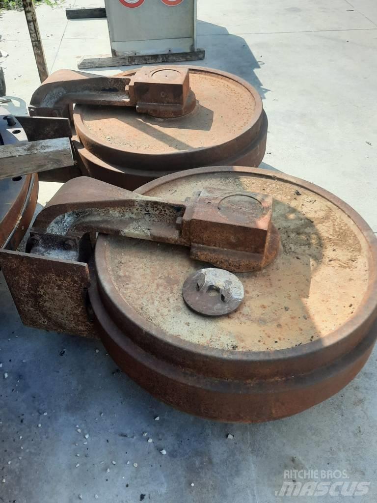 Hitachi EX 700 Pásy, řetězy a podvozek