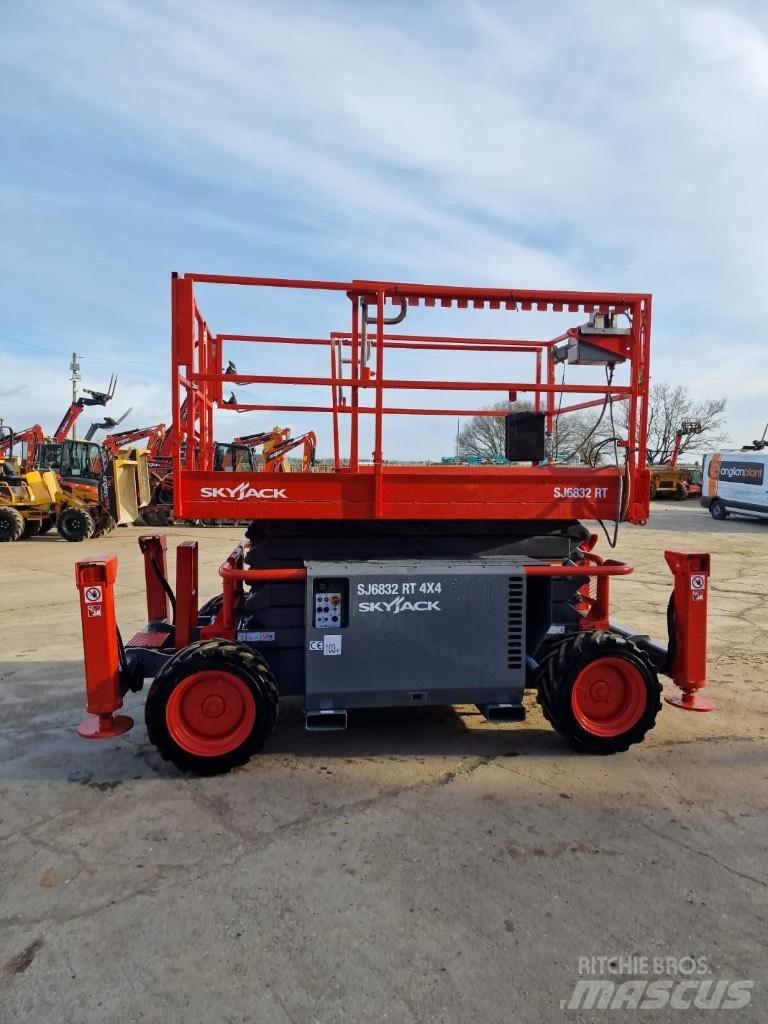 SkyJack SJ 6832 RT Nůžková zvedací plošina