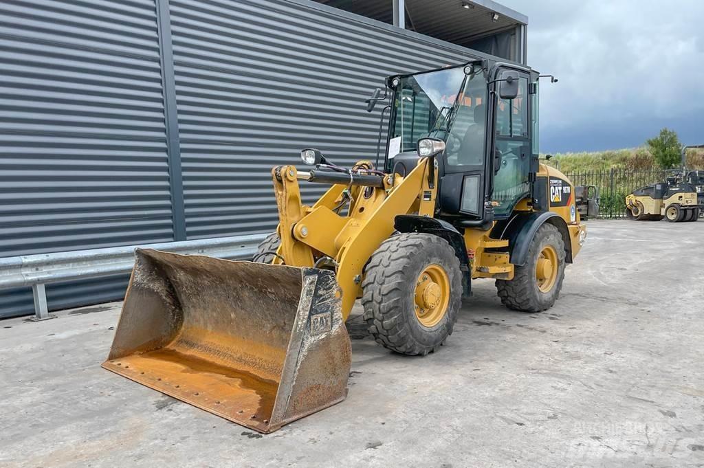 CAT 907M Kolové nakladače