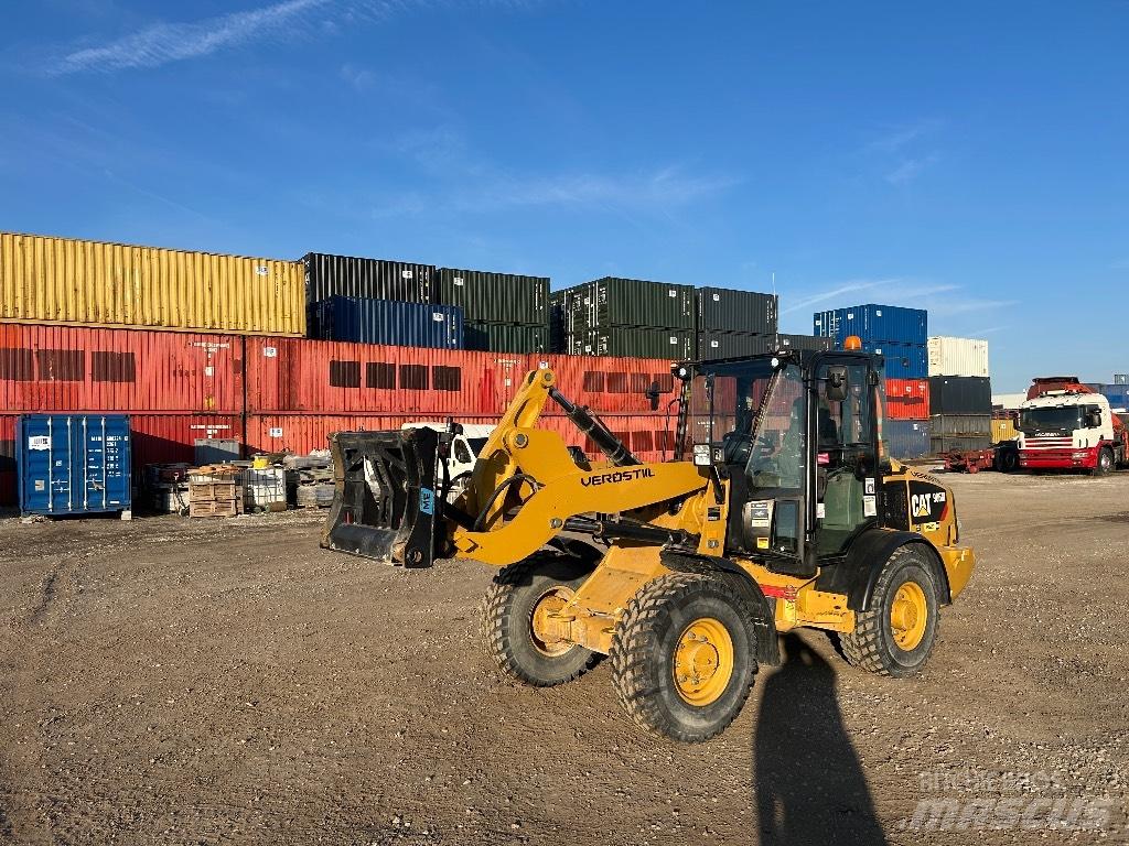 CAT 906M Kolové nakladače
