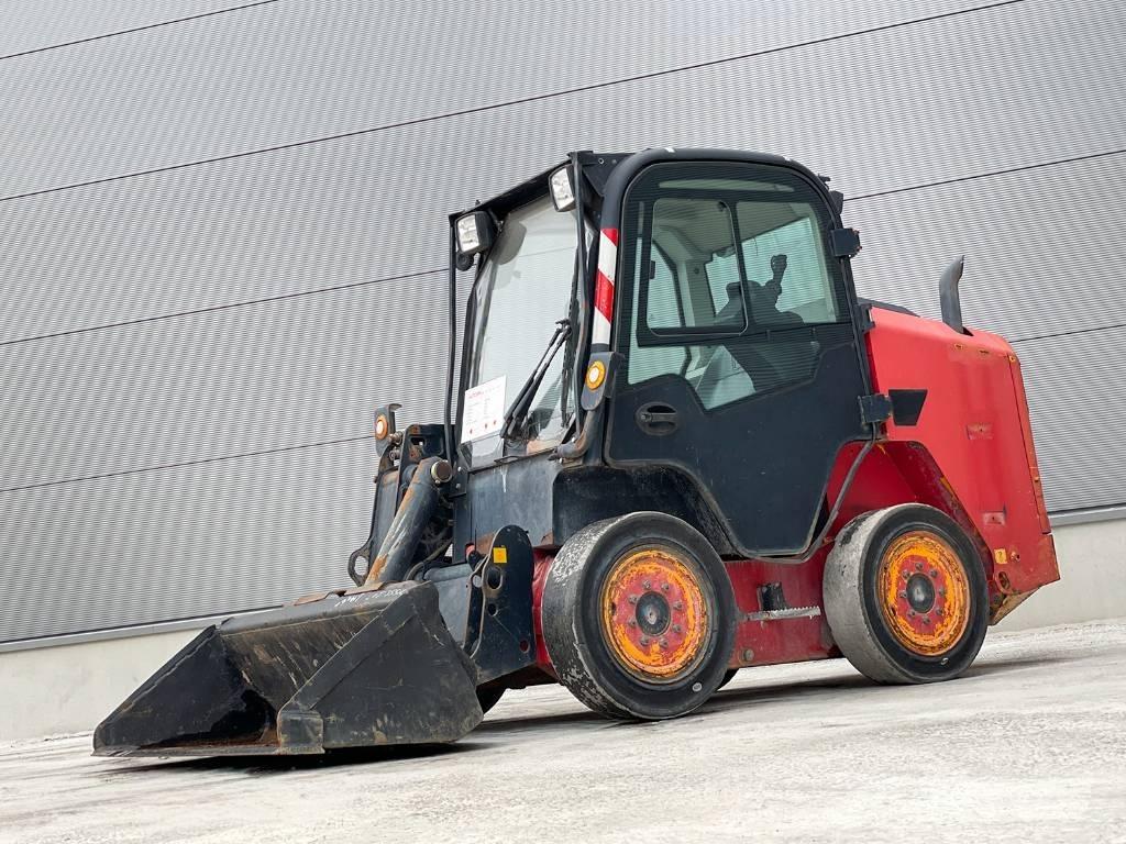 JCB R260 Smykem řízené nakladače