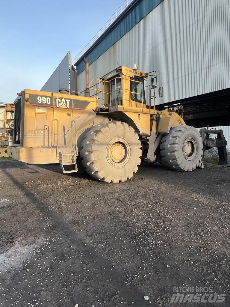 CAT 990 Kolové nakladače