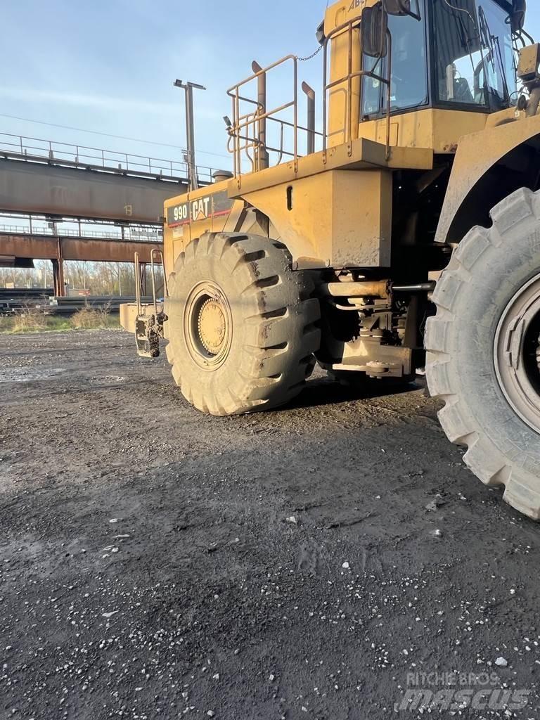 CAT 990 Kolové nakladače