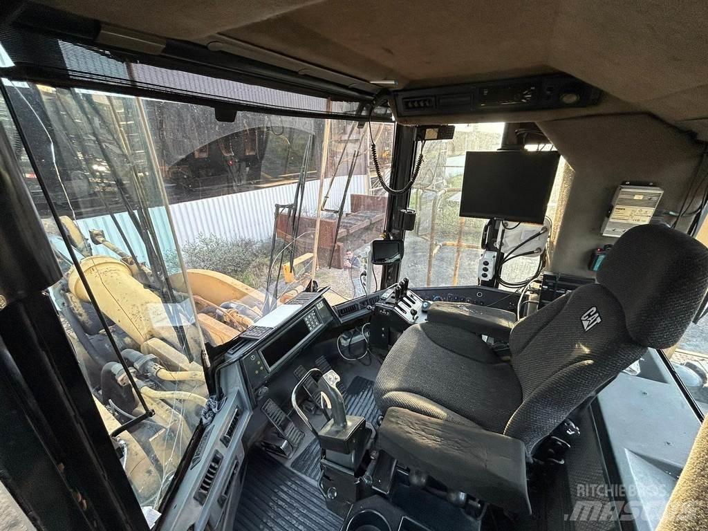 CAT 990 Kolové nakladače