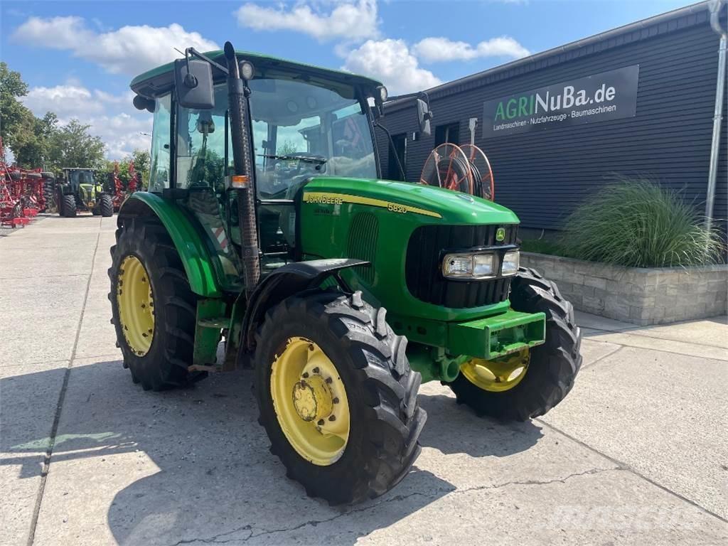 John Deere 5820 Traktory