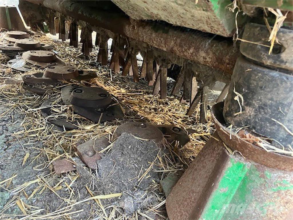 John Deere 131 Stroje na sklizeň pícnin-příslušenství
