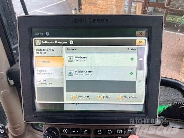 John Deere 6215R Traktory