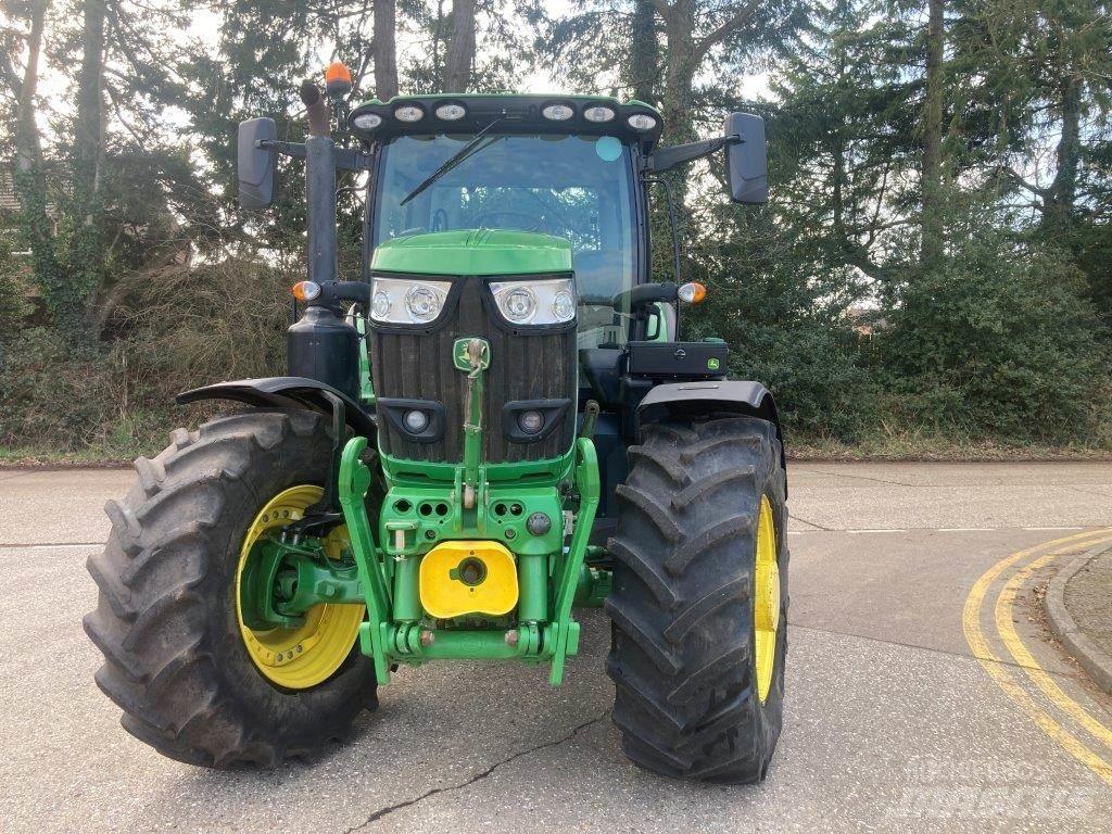 John Deere 6215R Traktory