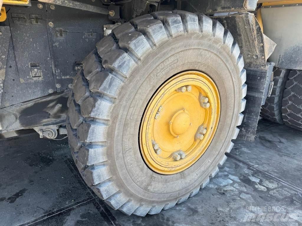 Komatsu HD405-7 Pevné dempry