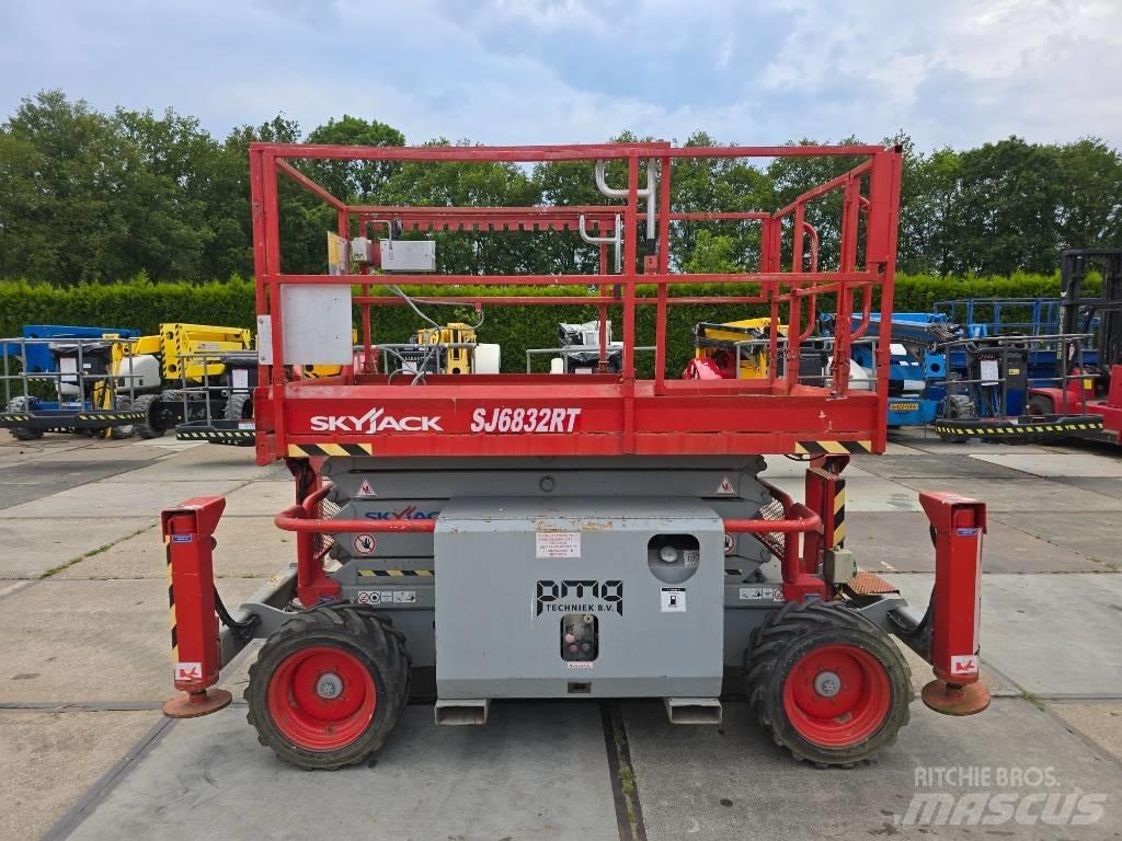 SkyJack SJ 6832 RT Nůžková zvedací plošina