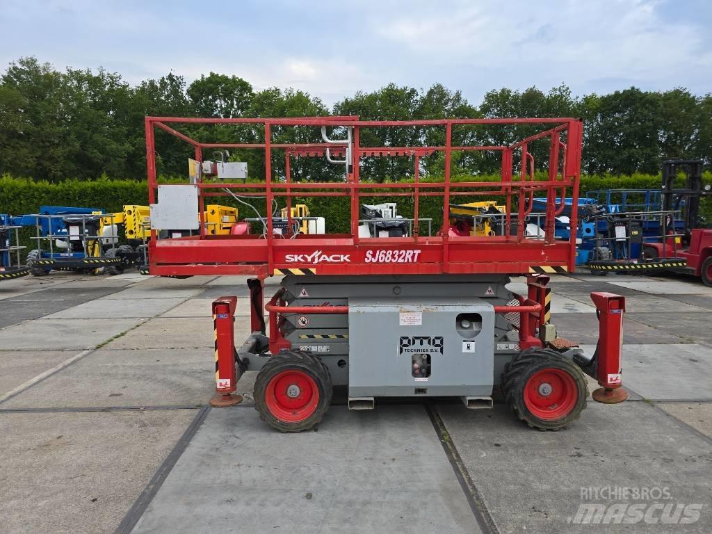 SkyJack SJ 6832 RT Nůžková zvedací plošina