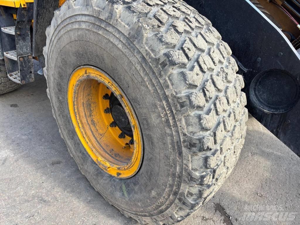 JCB 437 HT Kolové nakladače