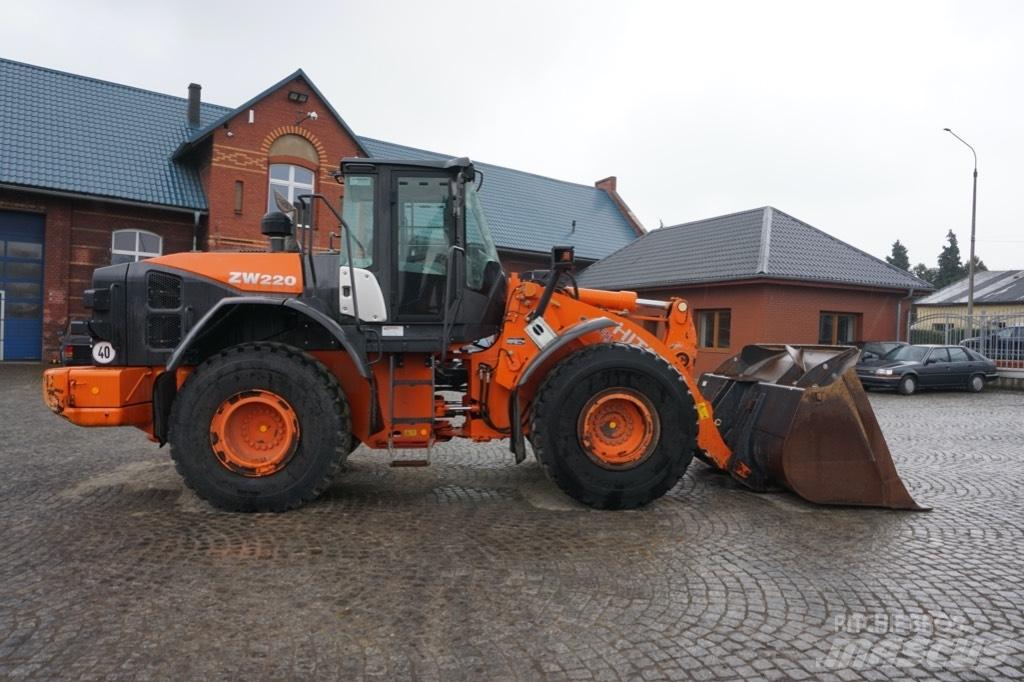Hitachi ZW 220-5 B Kolové nakladače