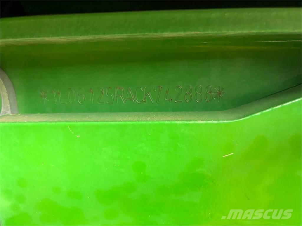 John Deere 6125R Traktory
