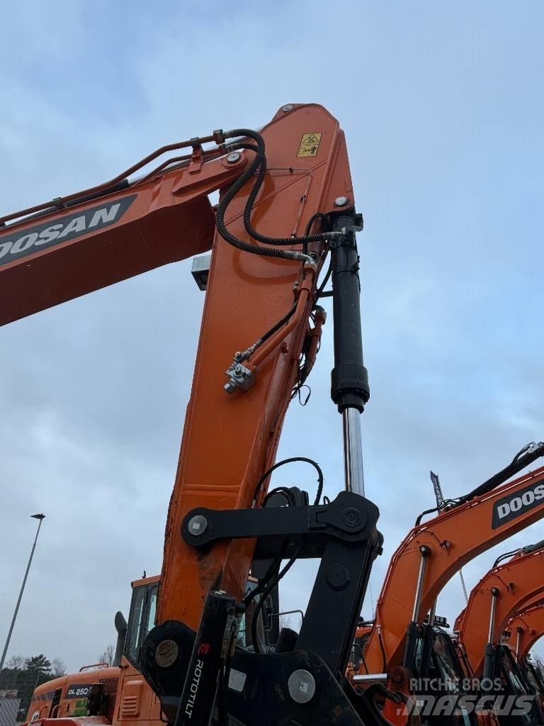 Doosan DX 300 LC-7 Pásová rýpadla
