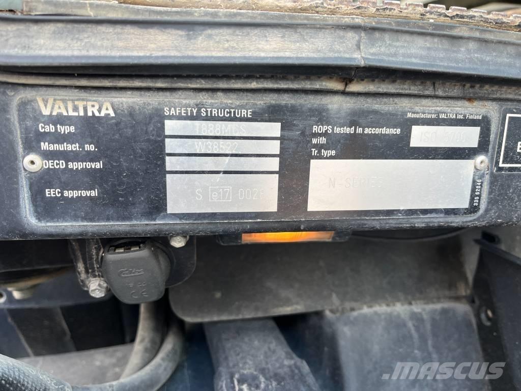 Valtra N 141 Traktory
