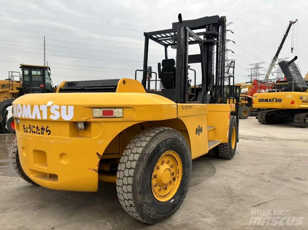 Komatsu FD200 Teleskopické manipulátory