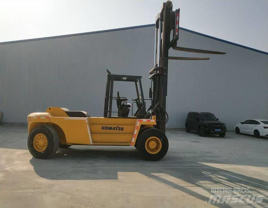 Komatsu FD200 Teleskopické manipulátory