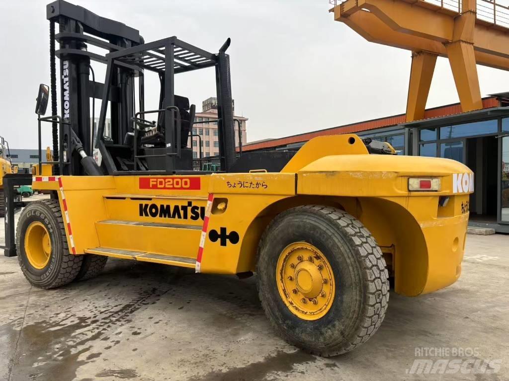 Komatsu FD200 Teleskopické manipulátory