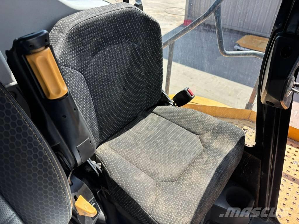 CAT 745 04A Kloubové dempry