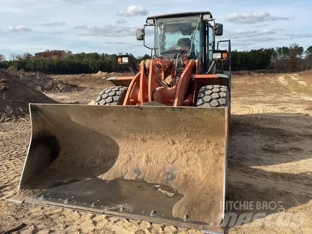 Hitachi ZW 220 Kolové nakladače