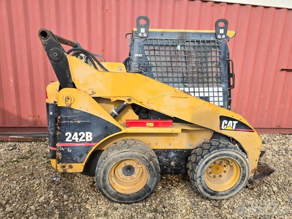 CAT 242 B Smykem řízené nakladače