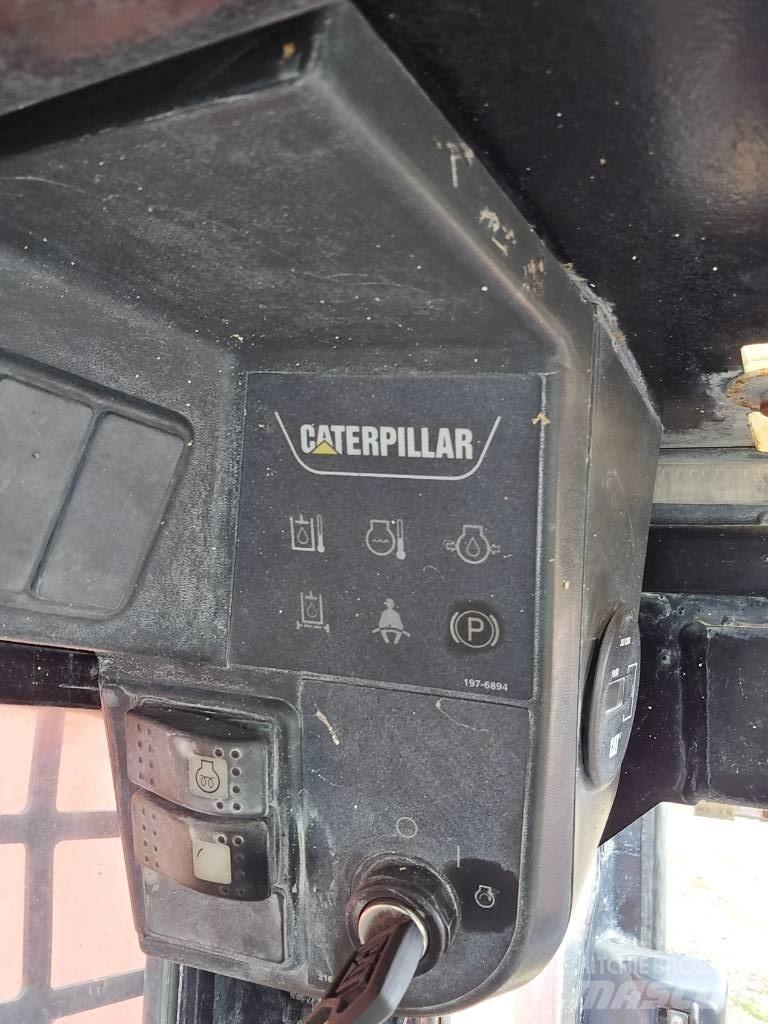CAT 242 B Smykem řízené nakladače