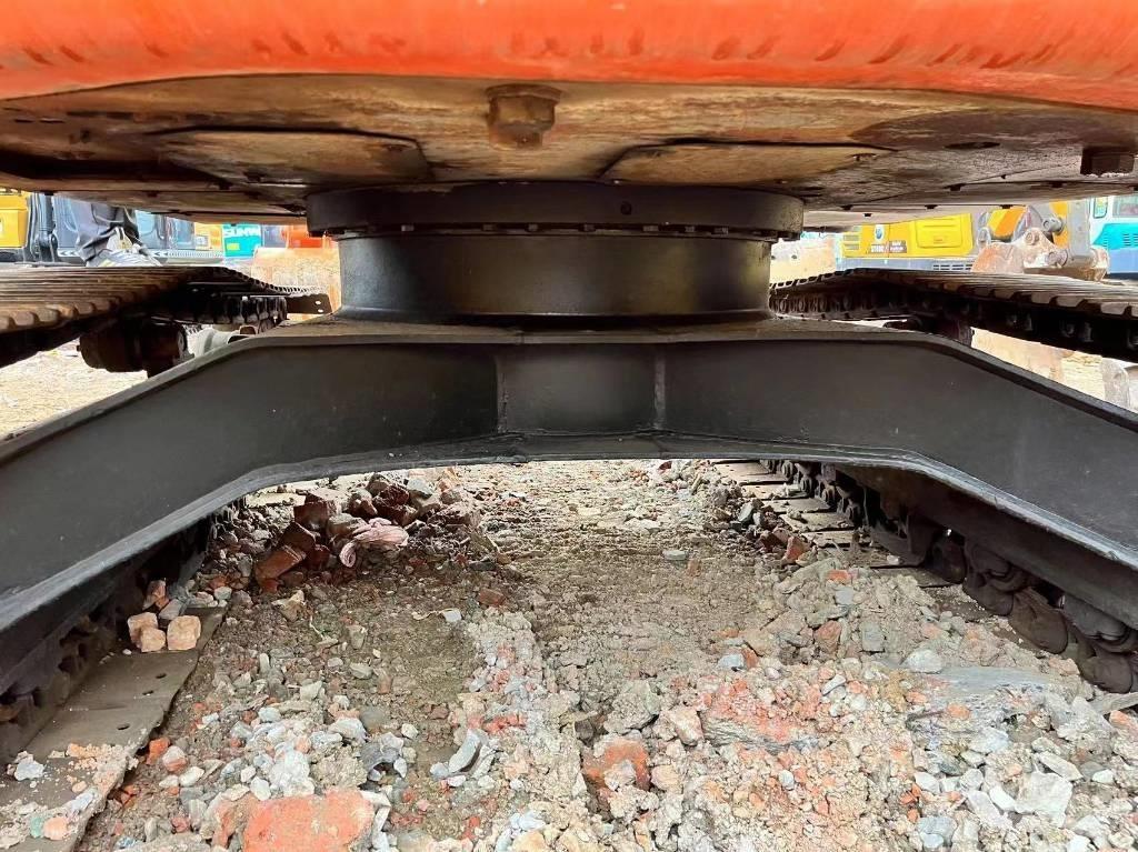 Hitachi ZX 135 US Pásová rýpadla