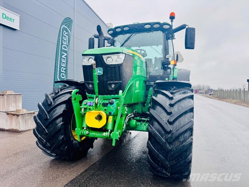 John Deere 6215 R Traktory