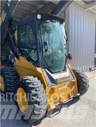 John Deere 324G Smykem řízené nakladače