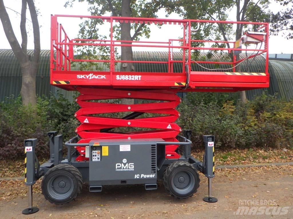 SkyJack SJ6832RT Nůžková zvedací plošina
