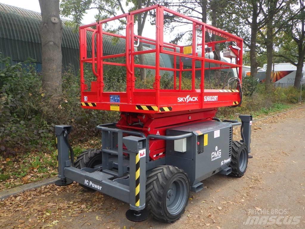 SkyJack SJ6832RT Nůžková zvedací plošina