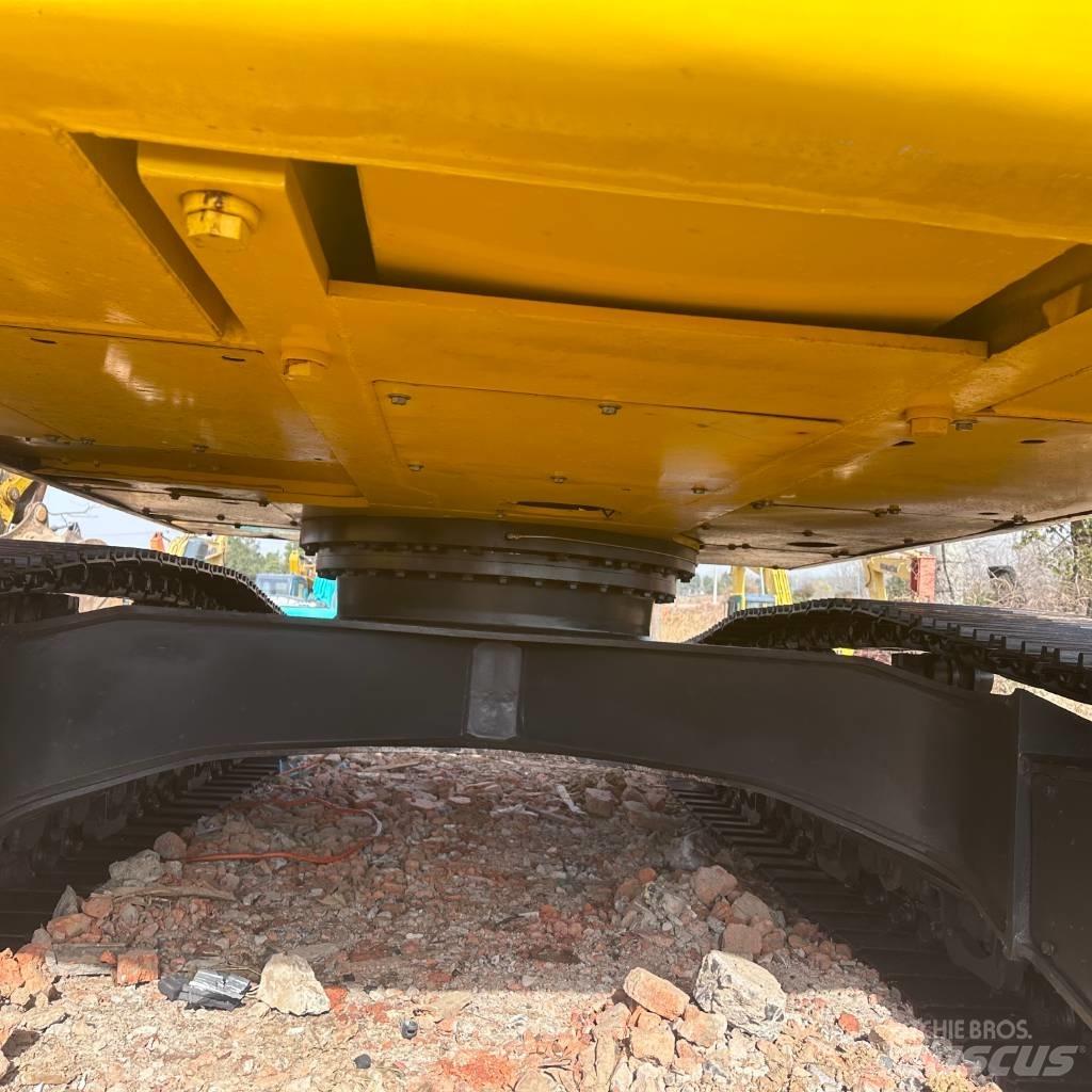 Komatsu 240LC-8 Pásová rýpadla