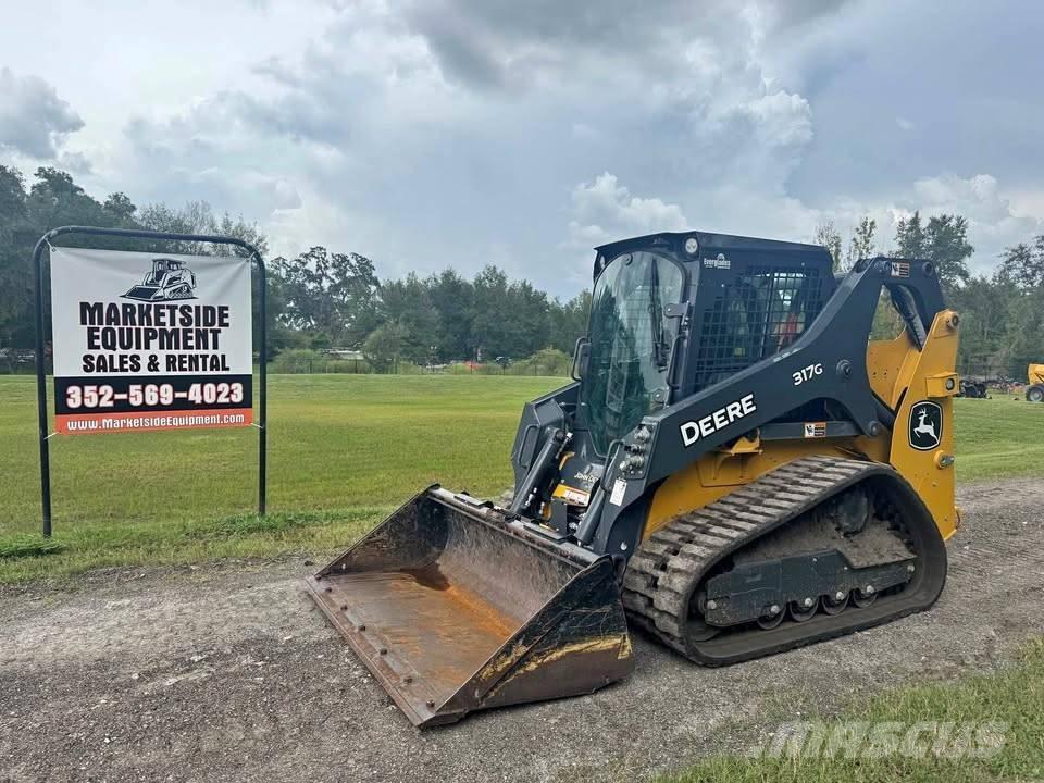 John Deere 317 Smykem řízené nakladače