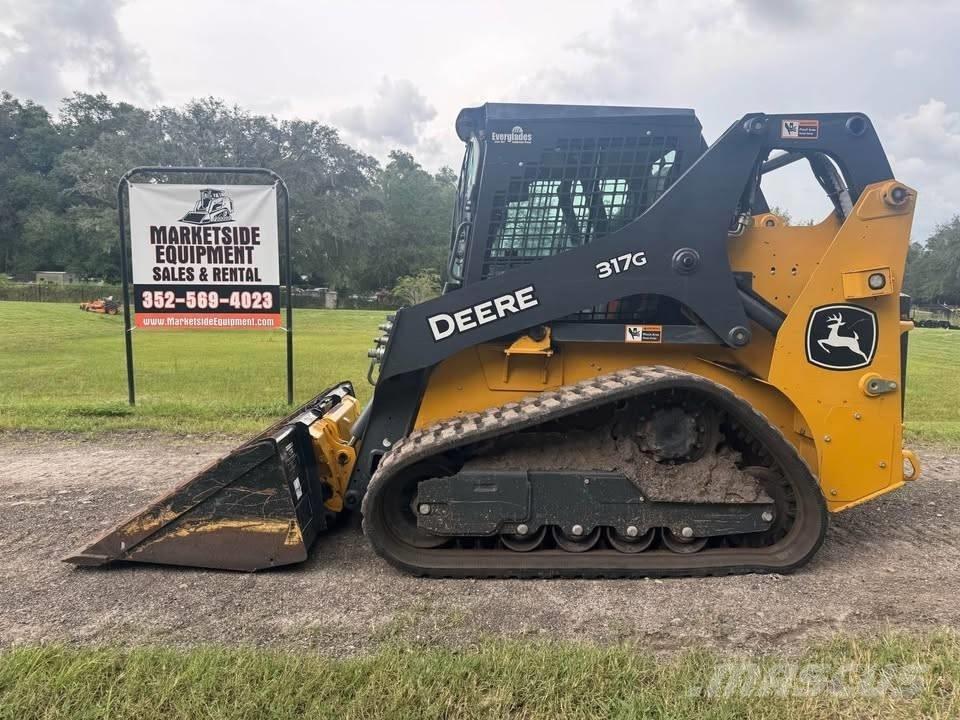 John Deere 317 Smykem řízené nakladače