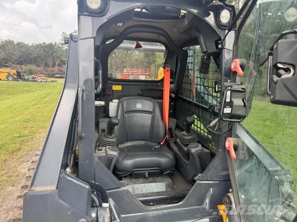 John Deere 317 Smykem řízené nakladače