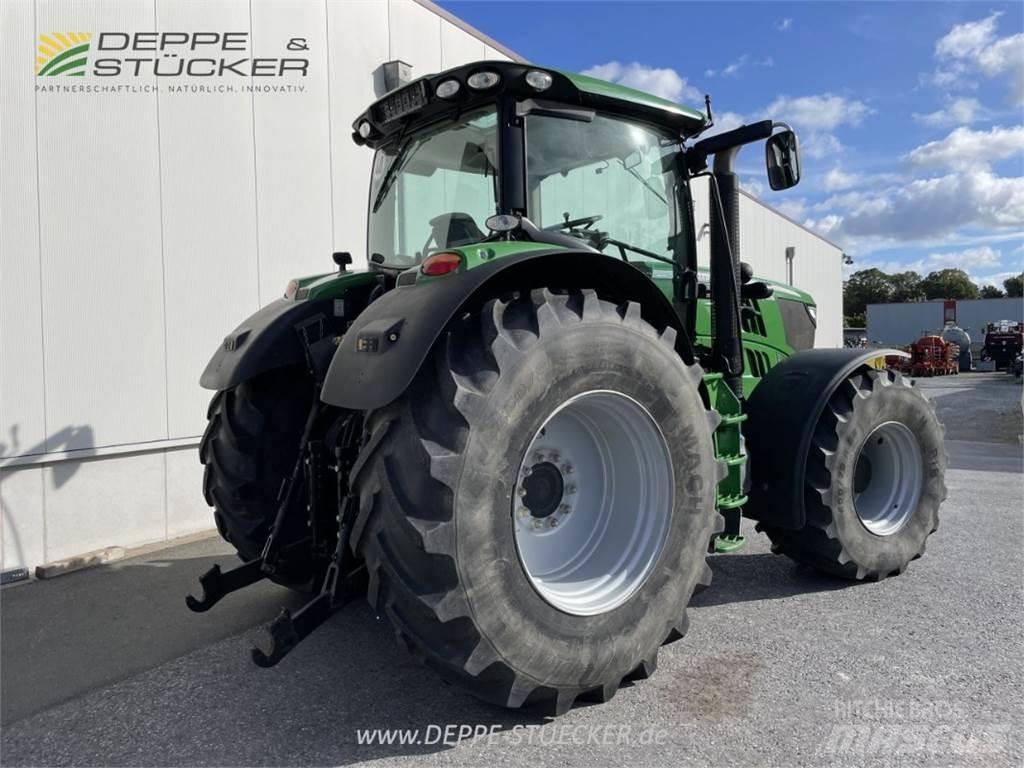 John Deere 6210R Traktory