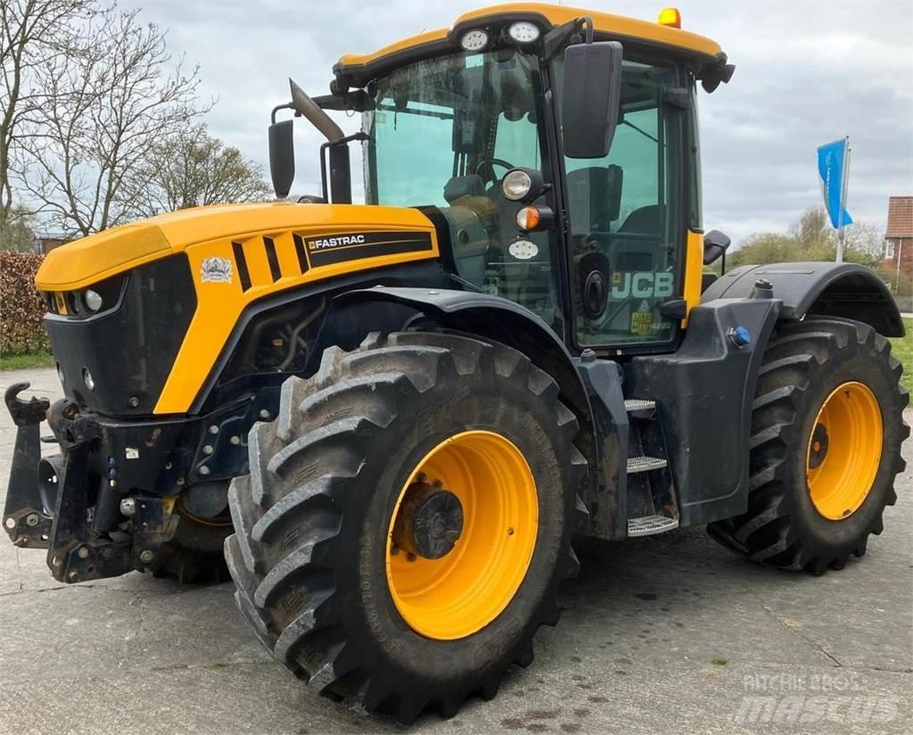 JCB 4220 Fastrac Traktory